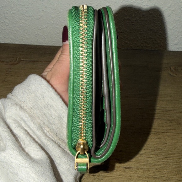 Tory Burch Quilted Green Wallet with Gold Logo - Picture 4 of 11